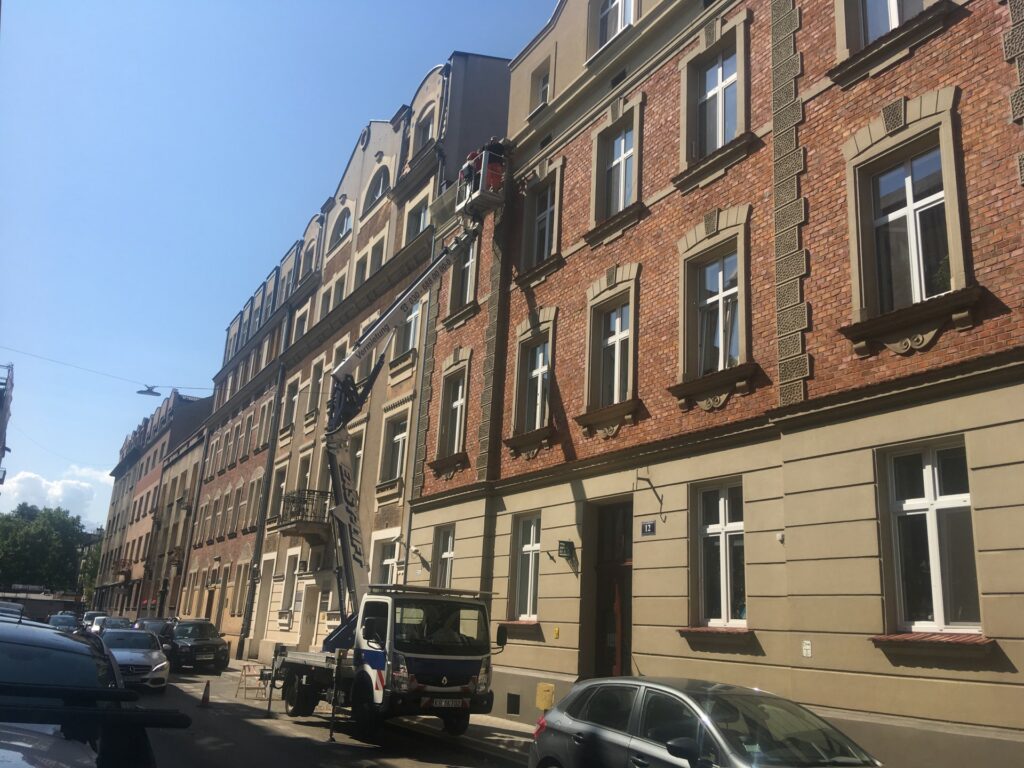 Prace z podnośnikiem przy kamienicy w Krakowie
